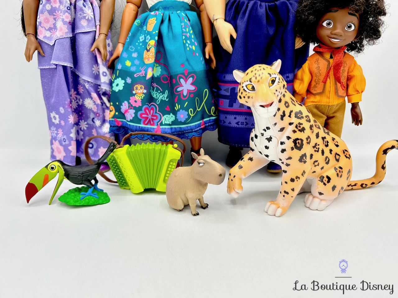 Assortiment De Poupées De Luxe Encanto Disney Store 2021 Deluxe Doll Set Mirabel Luisa Isabela Antonio – Image 2