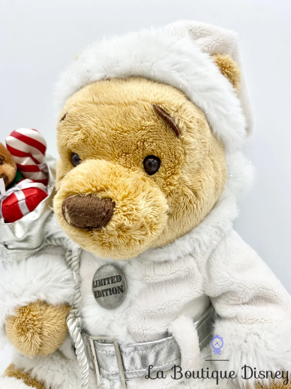 Peluche Winnie L'ourson Père Noël Blanc Disney Store Limited Edition Hotte Cadeau édition Limitée 43 Cm – Image 2