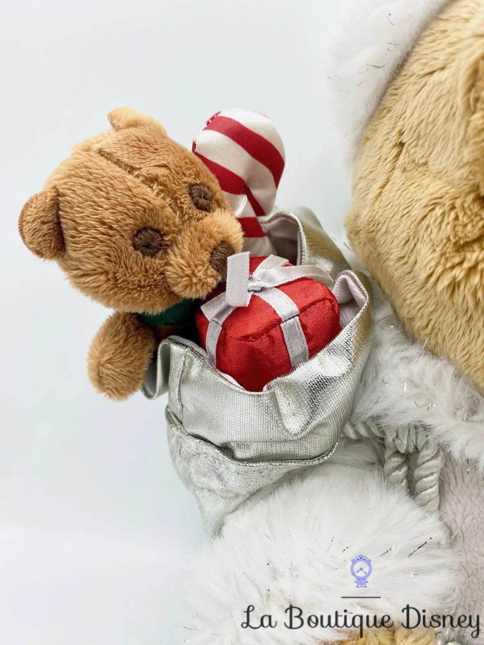 Peluche Winnie L'ourson Père Noël Blanc Disney Store Limited Edition Hotte Cadeau édition Limitée 43 Cm – Image 4