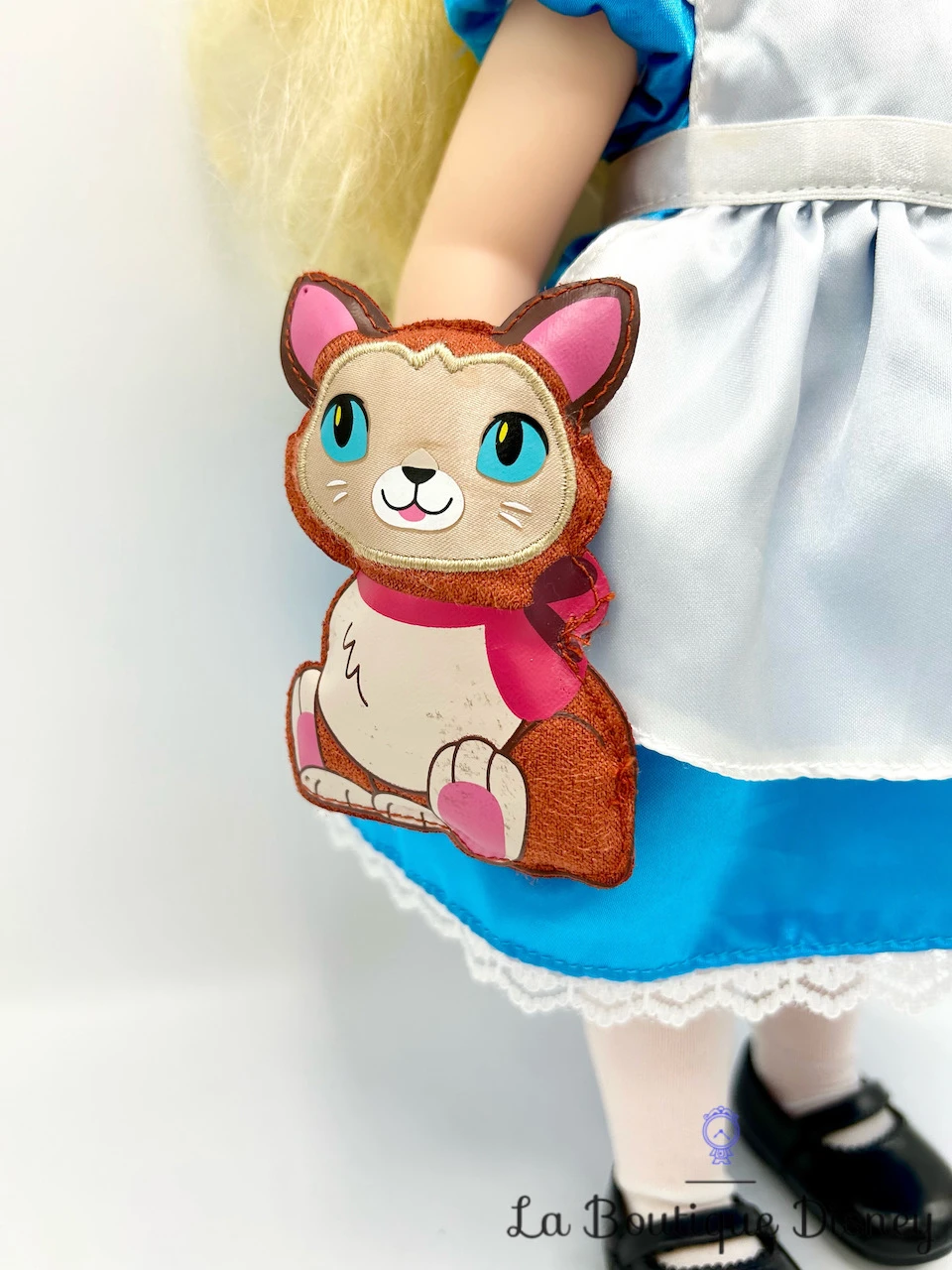 Poupée Alice Aux Pays Des Merveilles Animators Collection V3 Disney Store 2016 Dinah 40 Cm – Image 3